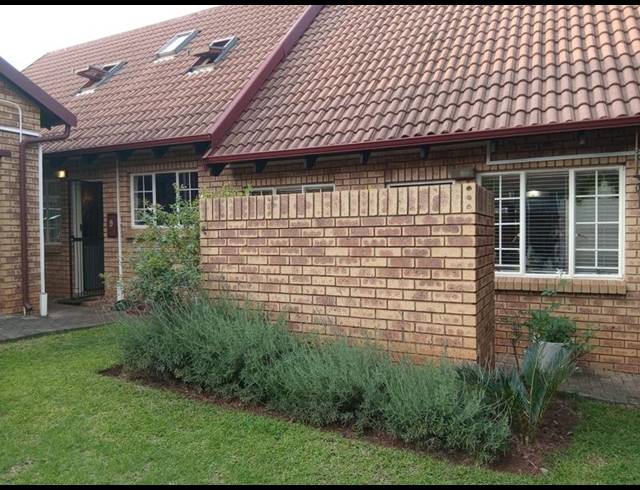 3 BEDROOM TOWNHOUSE FOR SALE IN HENNOPSPARK